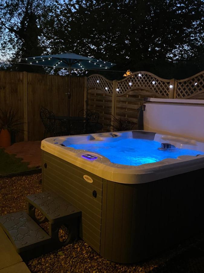 Saving Grace With Private Hot Tub Villa Bawdeswell ภายนอก รูปภาพ