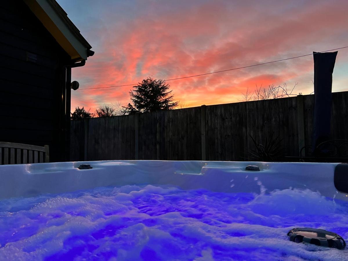 Saving Grace With Private Hot Tub Villa Bawdeswell ภายนอก รูปภาพ
