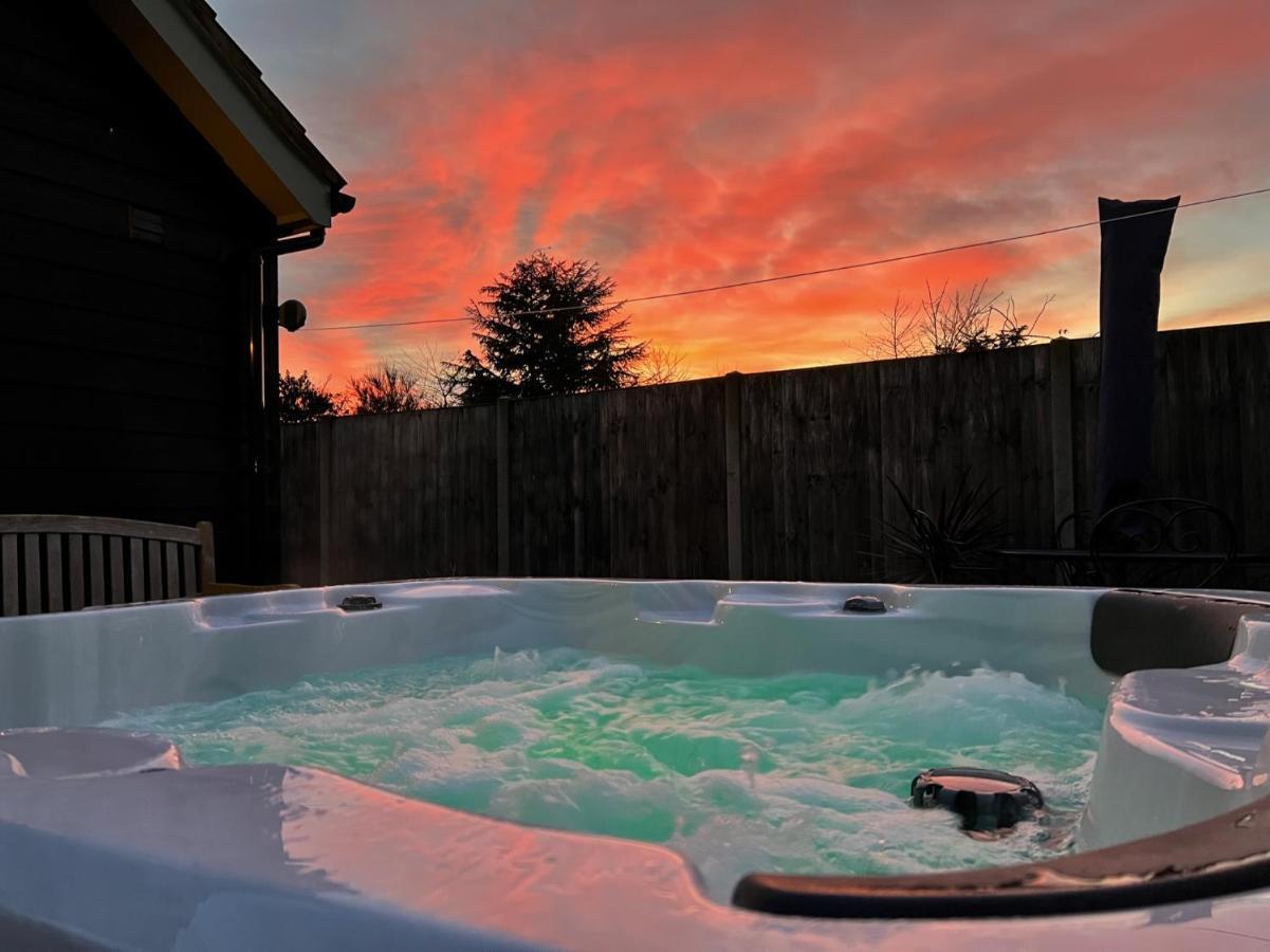 Saving Grace With Private Hot Tub Villa Bawdeswell ภายนอก รูปภาพ
